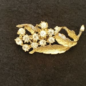 Vintage gold tone brooch